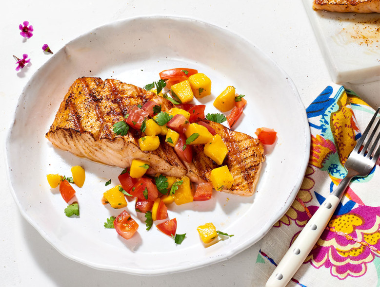 Grilled salmon with spicy mango salsa