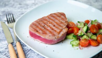 Sauteed tuna steaks with garlic sauce