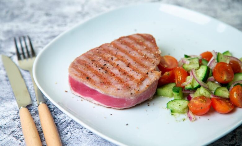 Sauteed tuna steaks with garlic sauce