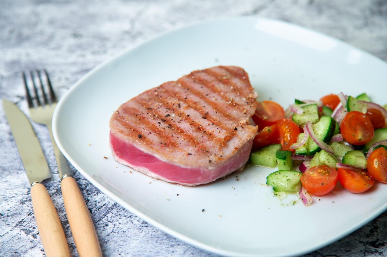 Sauteed tuna steaks with garlic sauce