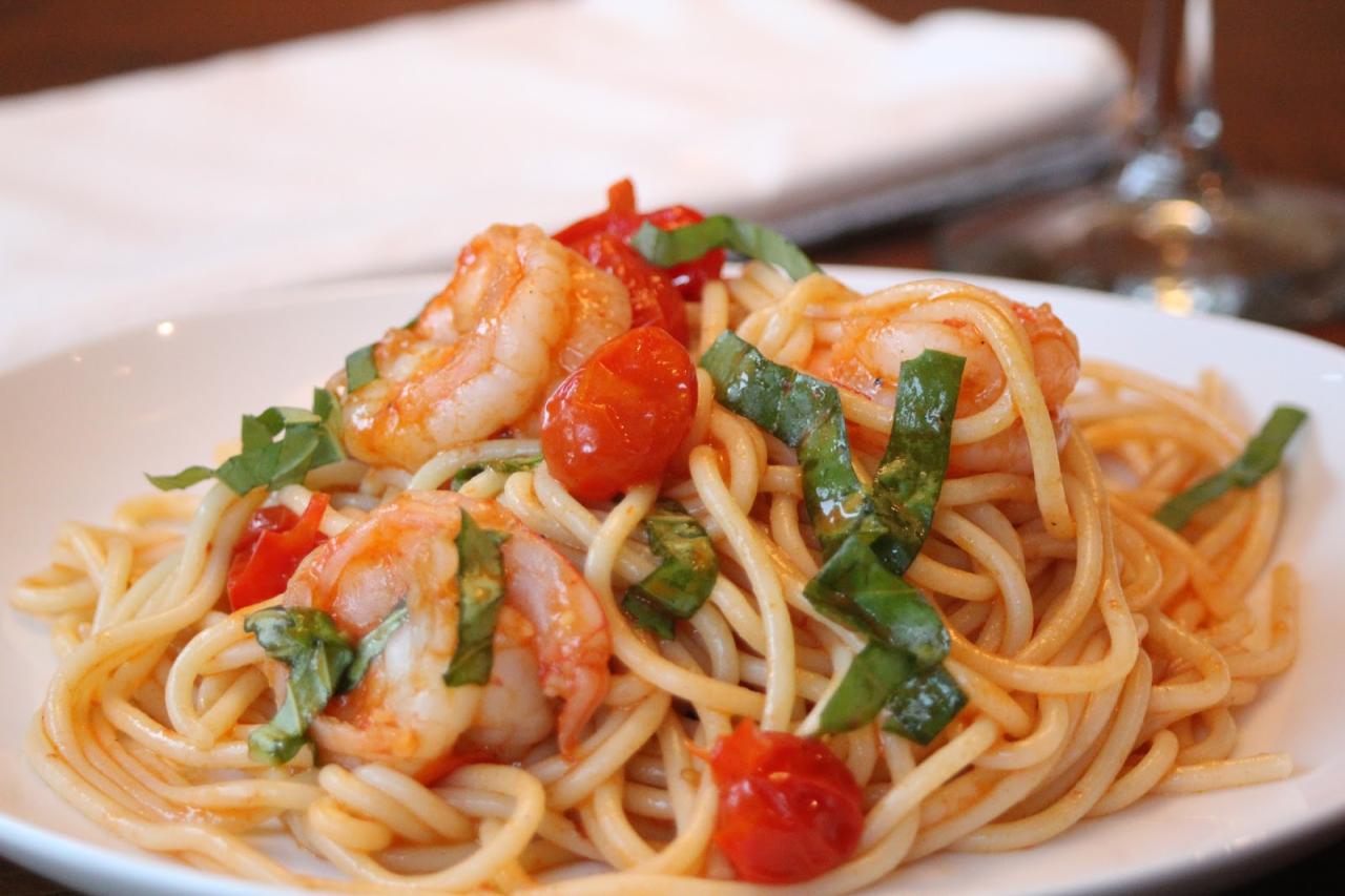 Spaghetti with roasted tomatoes shrimp