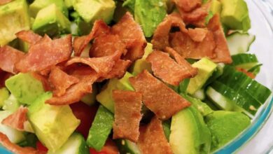 Blt salad with avocado