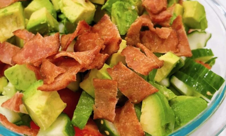 Blt salad with avocado