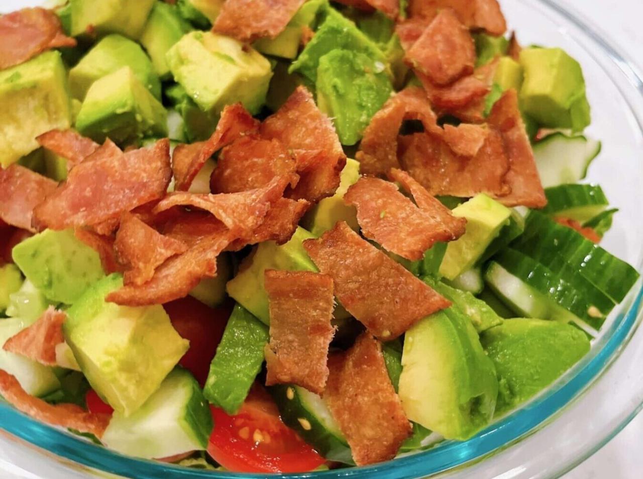 Blt salad with avocado