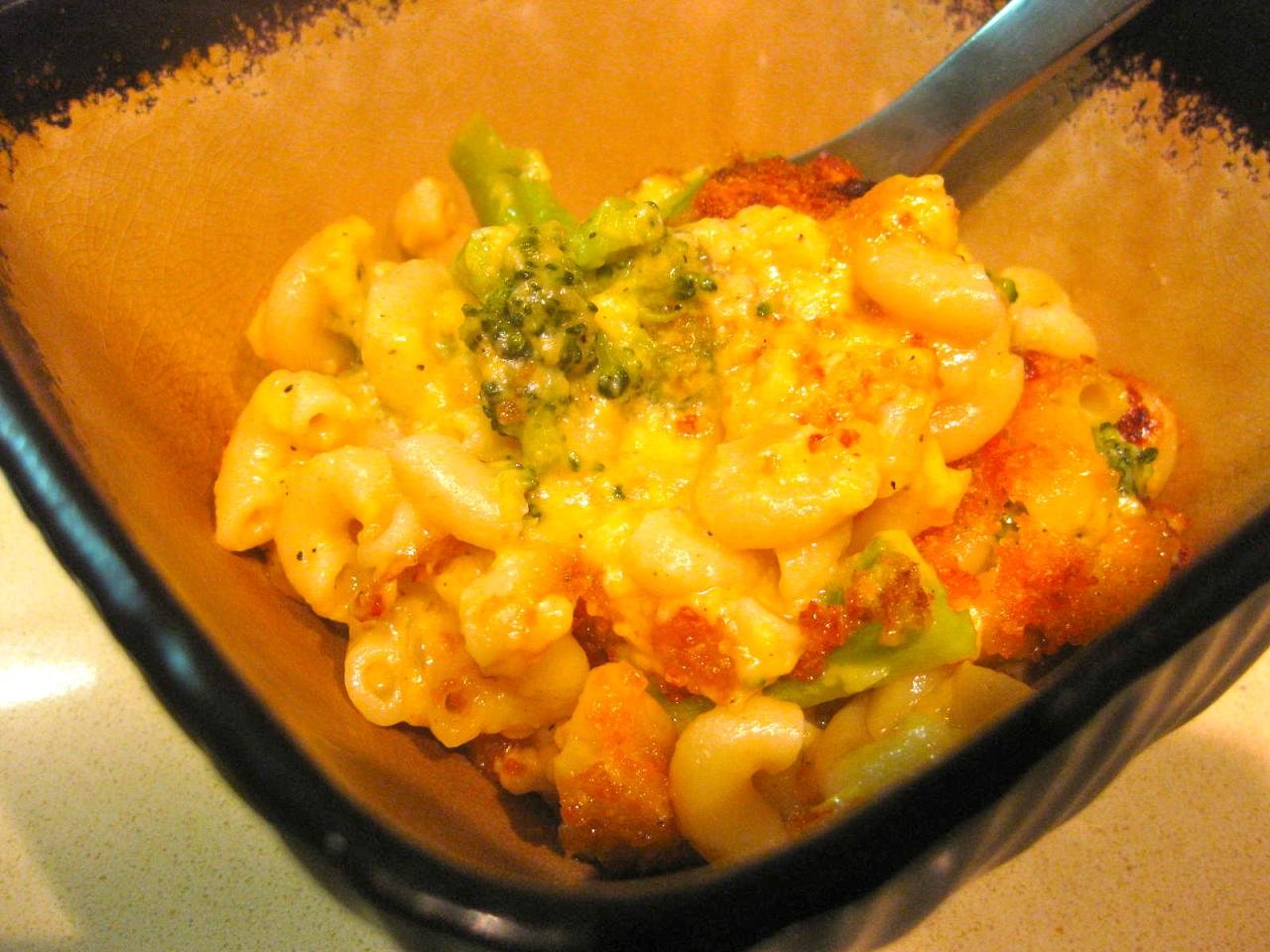 Skinny baked broccoli mac cheese