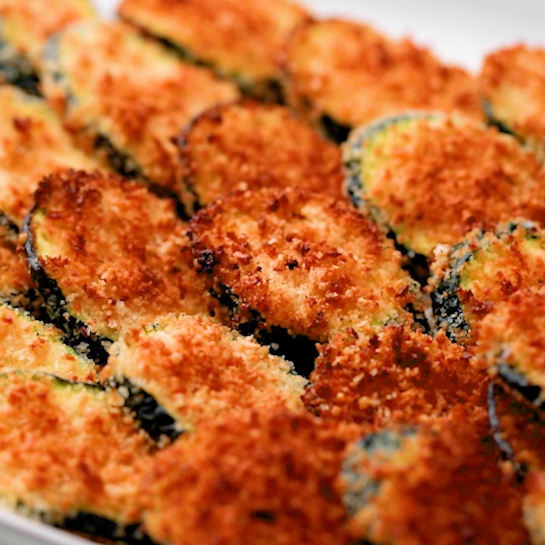 Baked parmesan zucchini chips with black bean salsa