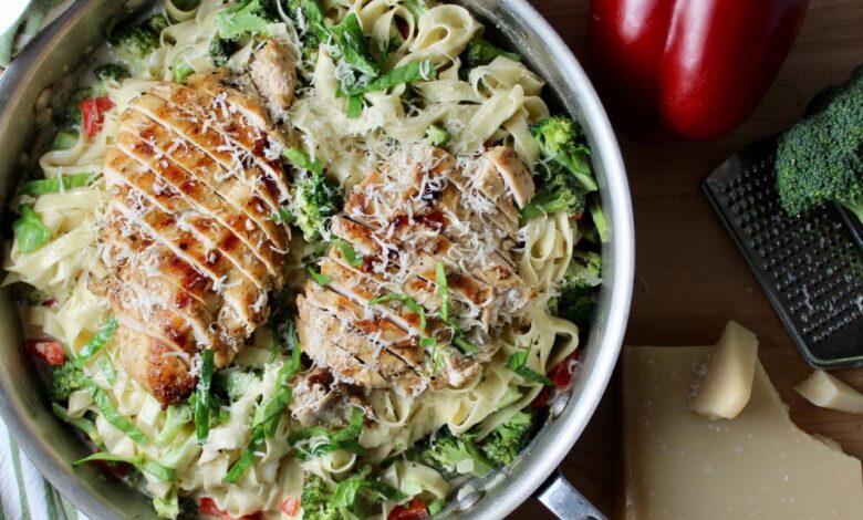 Cheesy chicken broccoli pasta