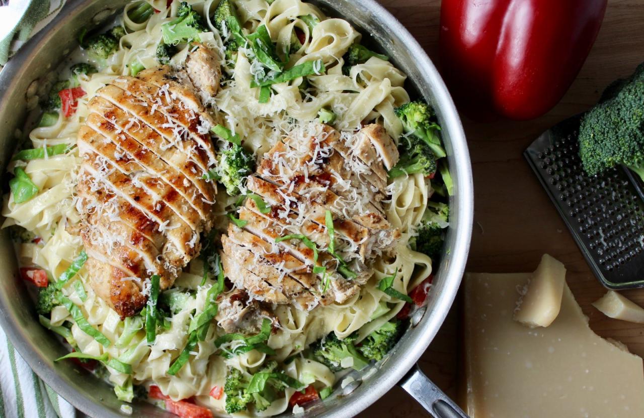 Cheesy chicken broccoli pasta