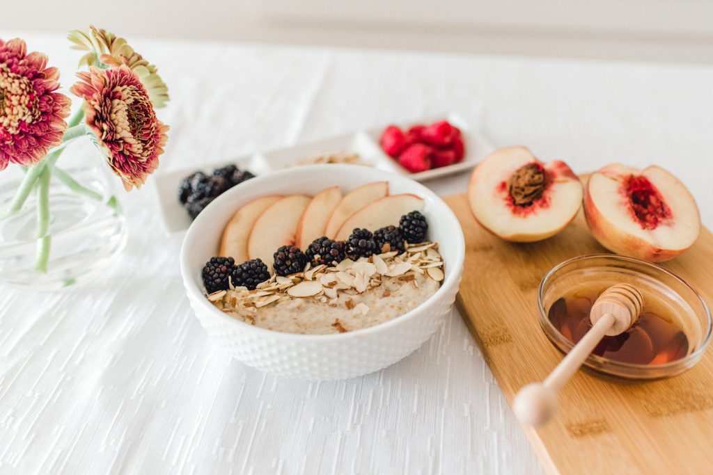 Slow cooker oat porridge with berries