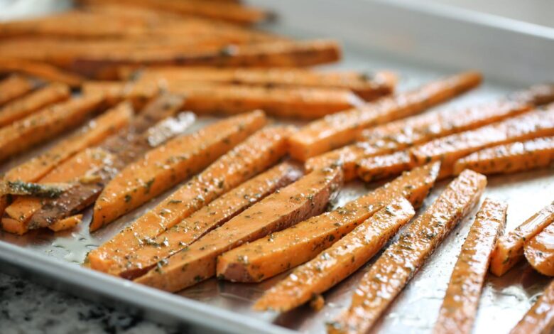 Baked sweet potato fries with spinach dip