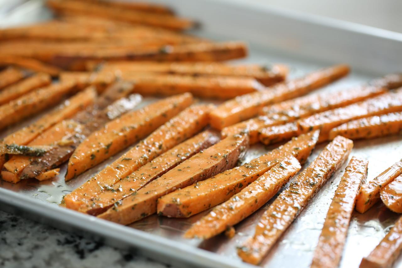 Baked sweet potato fries with spinach dip