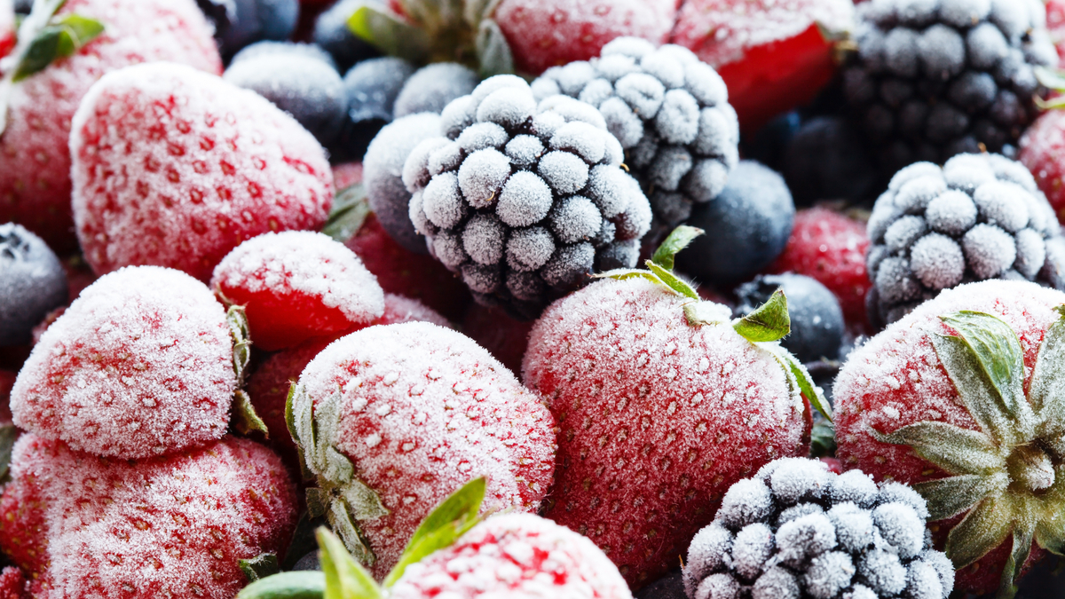 7 creative ways to use frozen fruit under 390 calories