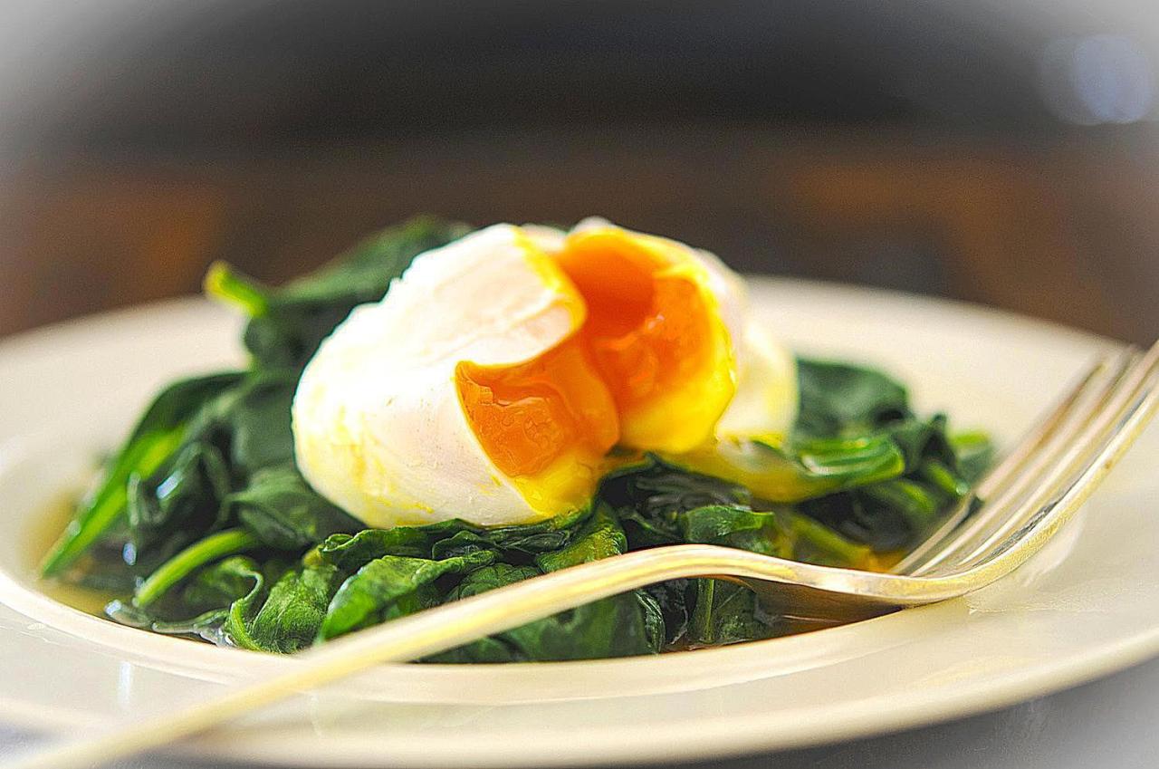 Recipe eggs florentine with roasted tomatoes mushroom spinach saute