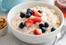 Matcha kale oats bowl with fruit