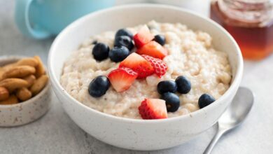 Matcha kale oats bowl with fruit