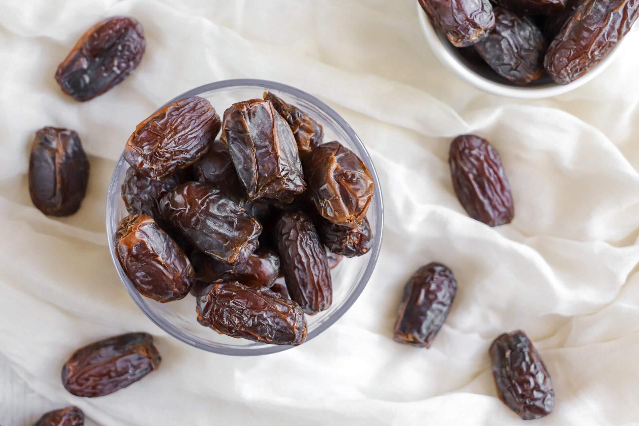 How to eat dates