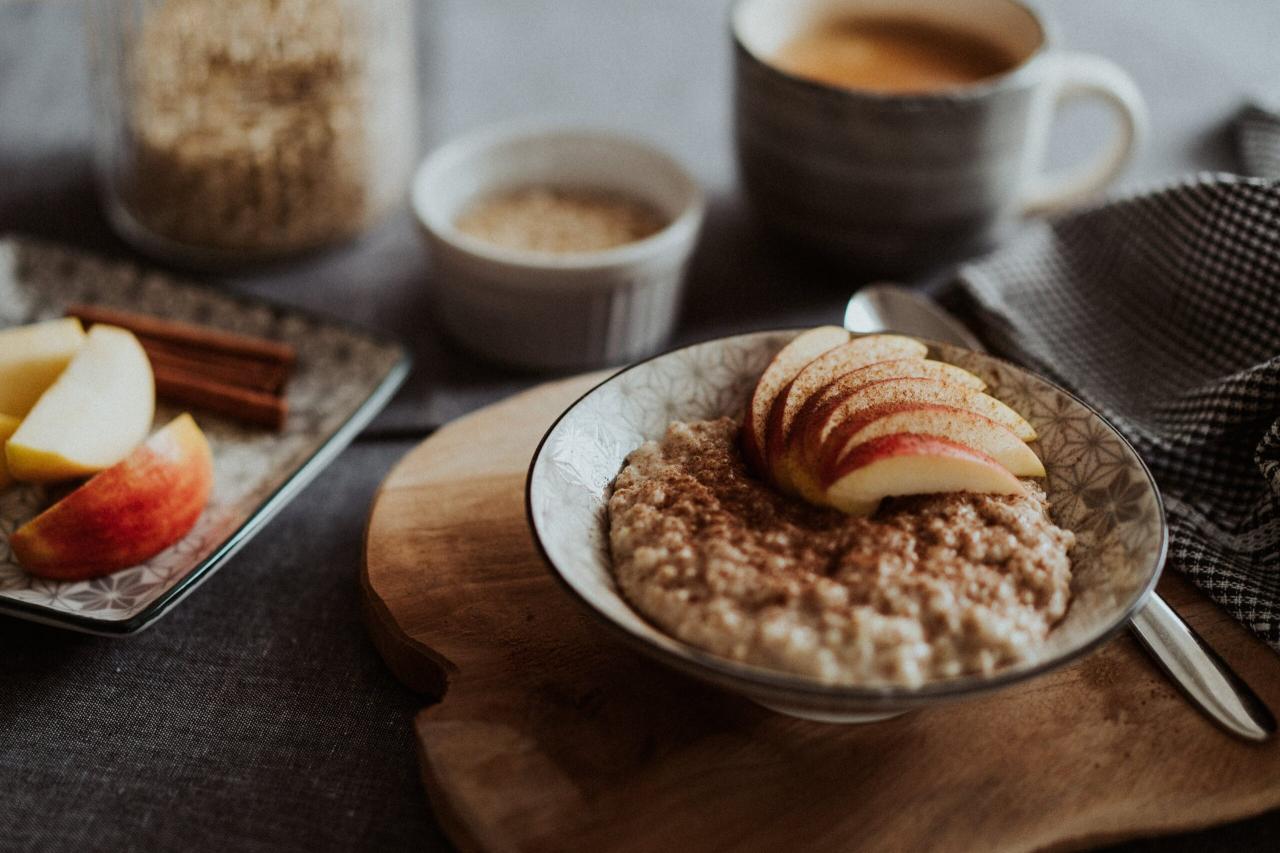 Millet porridge with cinnamon cranberry apples