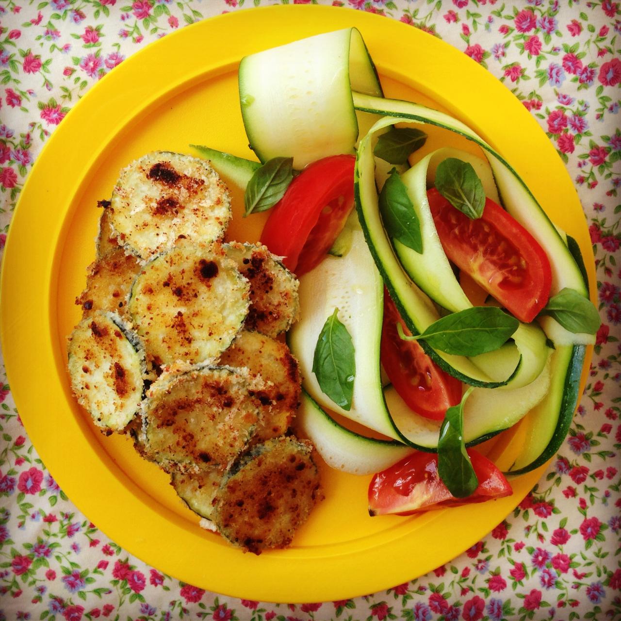 Baked parmesan zucchini chips with black bean salsa