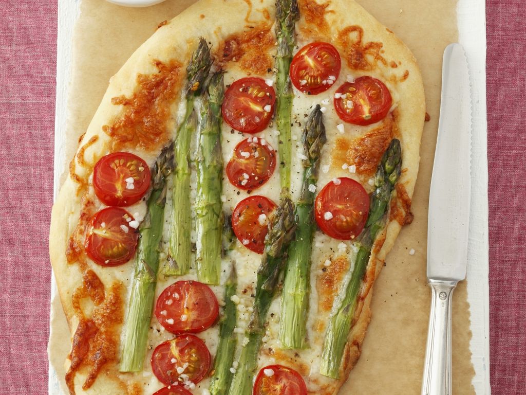 Asparagus and pea pesto salad pizza