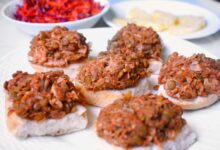 Vegan bbq jackfruit sliders with slaw