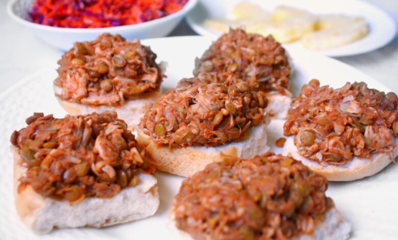 Vegan bbq jackfruit sliders with slaw