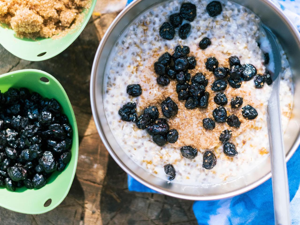 Golden overnight oats with blueberries