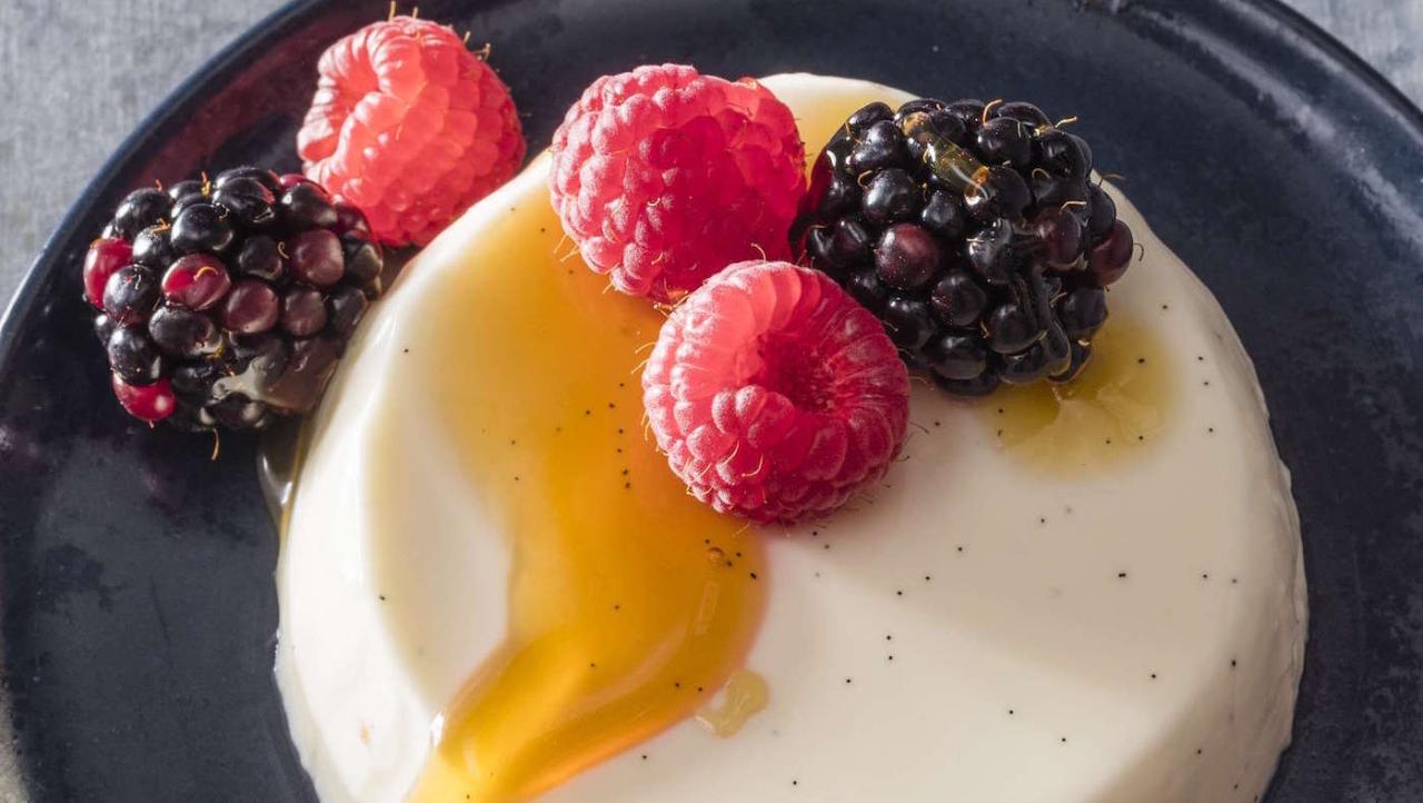 Panna cotta buttermilk strawberries recipe contribute try own Buttermilk panna cotta with strawberries and blueberries