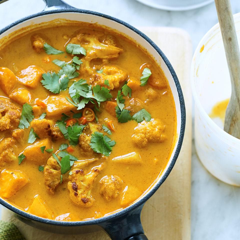 Curried cauliflower soup with pistachios