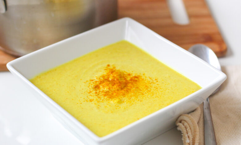Curried cauliflower soup with pistachios