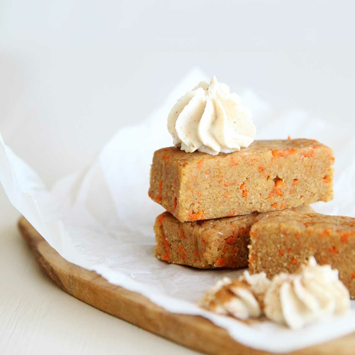 No bake carrot cake protein bars