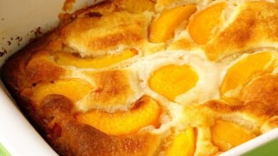 Quick skillet peach cobbler