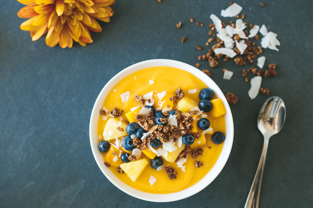 Chai spice smoothie bowl with mango and kiwi