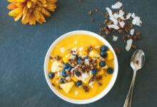 Chai spice smoothie bowl with mango and kiwi