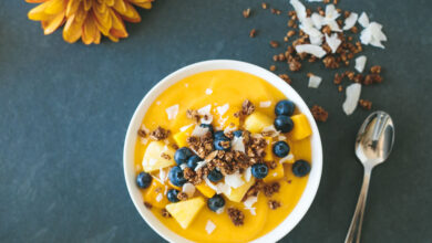 Chai spice smoothie bowl with mango and kiwi