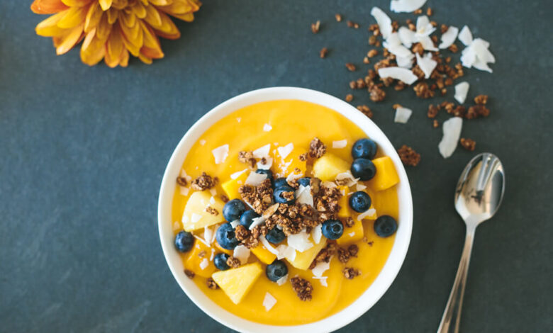 Chai spice smoothie bowl with mango and kiwi